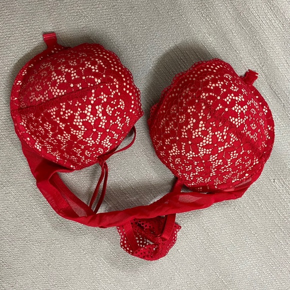 Red lace push up bra. - Picture 3 of 5